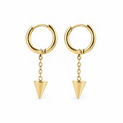 Pendientes Filo dorados, aros con cadena y colgante de punta sobre fondo blanco
