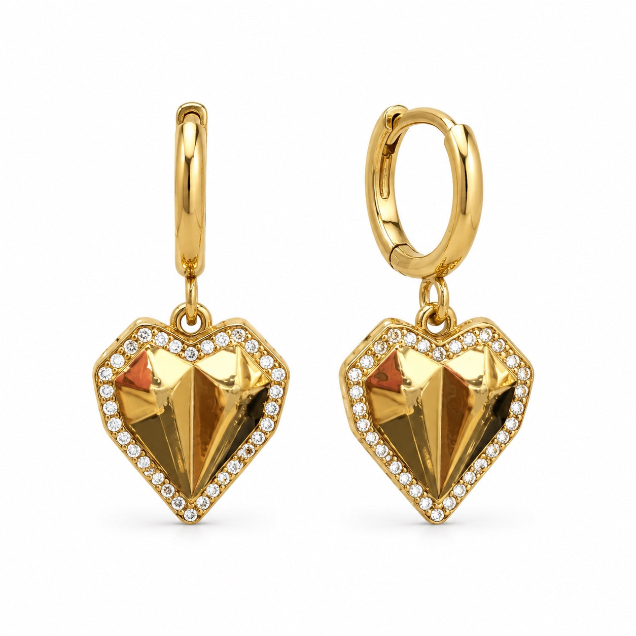 Par de pendientes Heartbeat dorados de acero con corazón facetado extraíble sobre fondo blanco