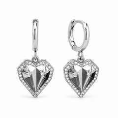 Par de pendientes Heartbeat plateados de acero con corazón facetado extraíble sobre fondo blanco