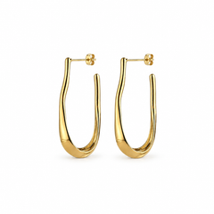 Pareja de pendientes Trazo dorados, aros alargados de 5 cm con tuercas de presión sobre fondo blanco