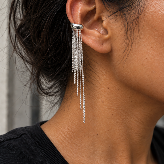 Ear cuff Silver Rain plateado en primer plano sobre oreja, con cadenas en cascada