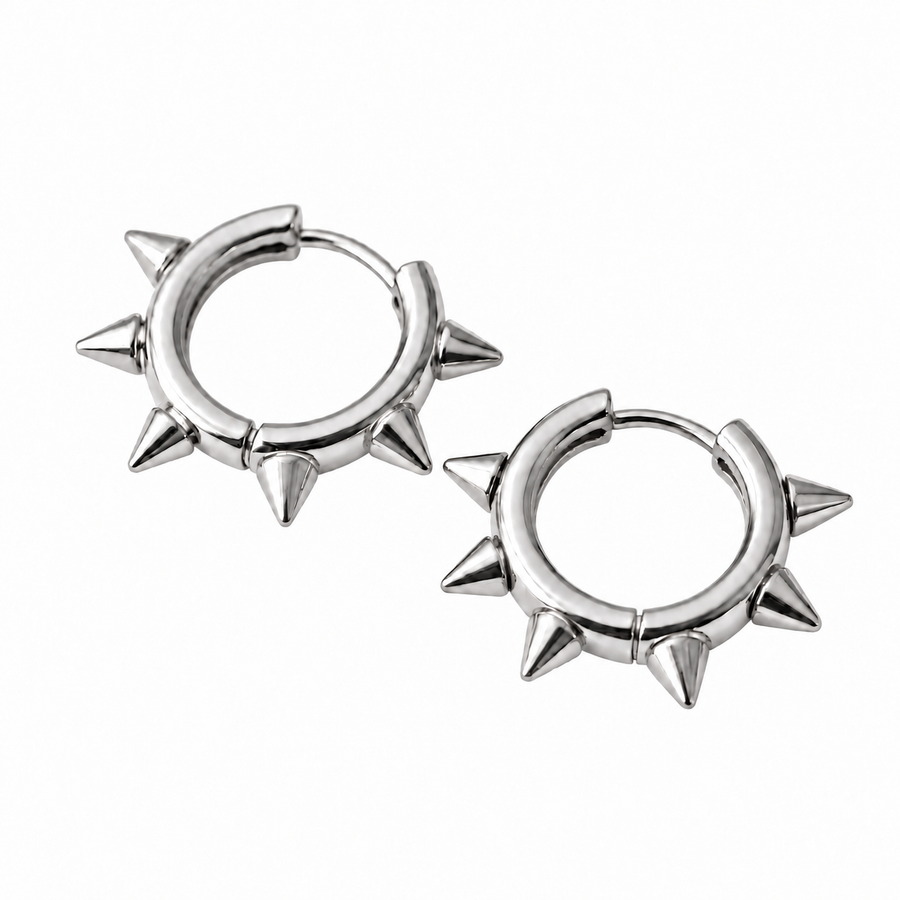 Pendientes Spike Riot plateados de aro con pinchos, pareja sobre fondo blanco