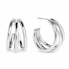 Pendientes Triple Flow plateados, pareja de tres aros sobre fondo blanco